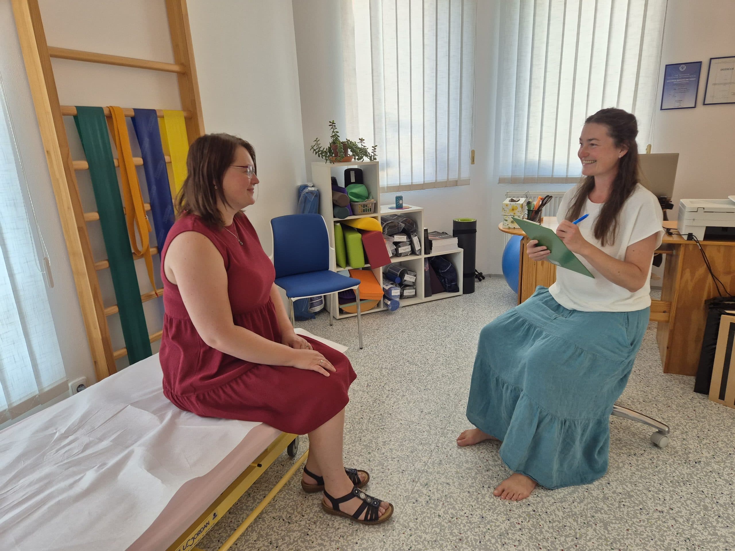 Jitka Šerclová v ordinaci při vstupním rozhovoru s klientkou