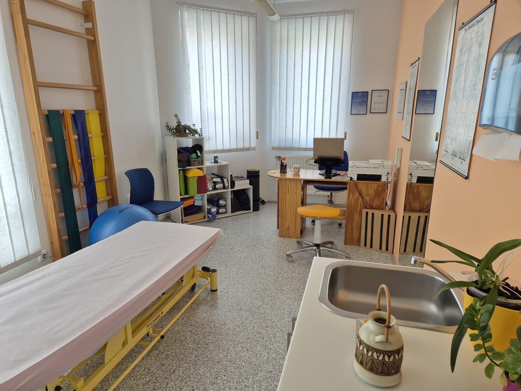 Terapeutická místnost s lehátkem